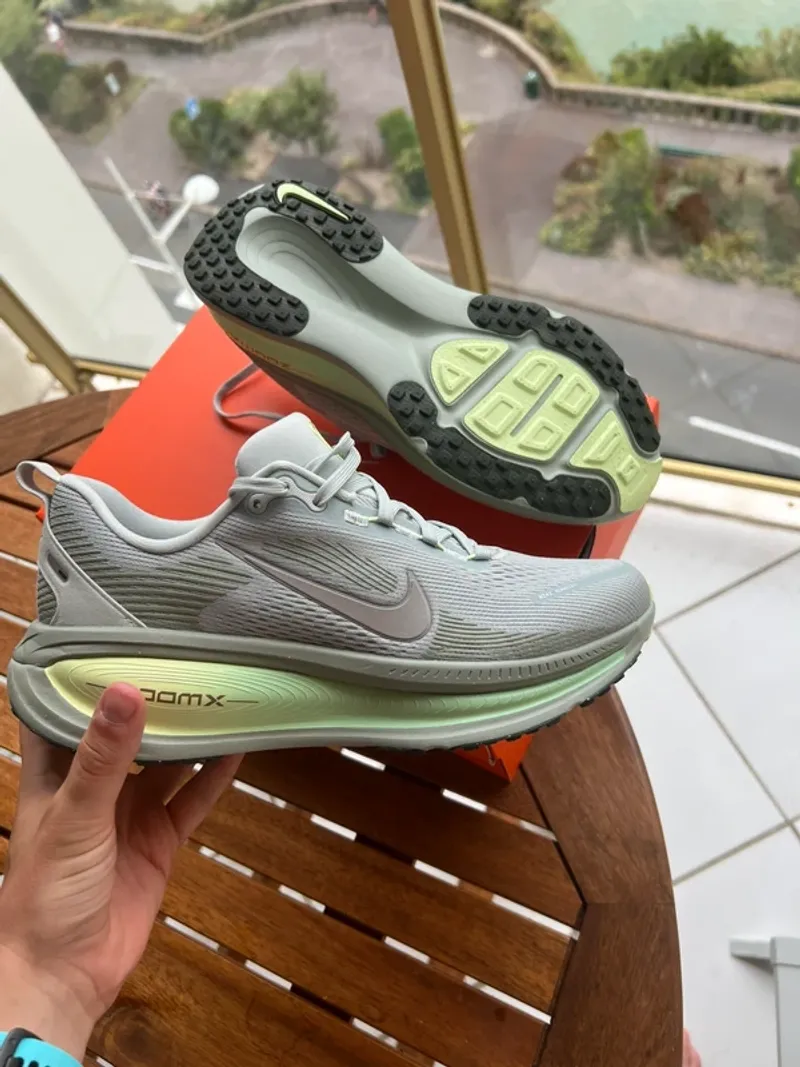 Used Nike Vomero 18 Running Shoes