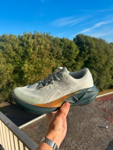 Asics Novablast 5tr bike de segunda mano — imagen 1 de 3