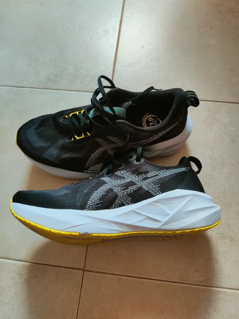 Brugt Asics Novablast 5 Running Shoes