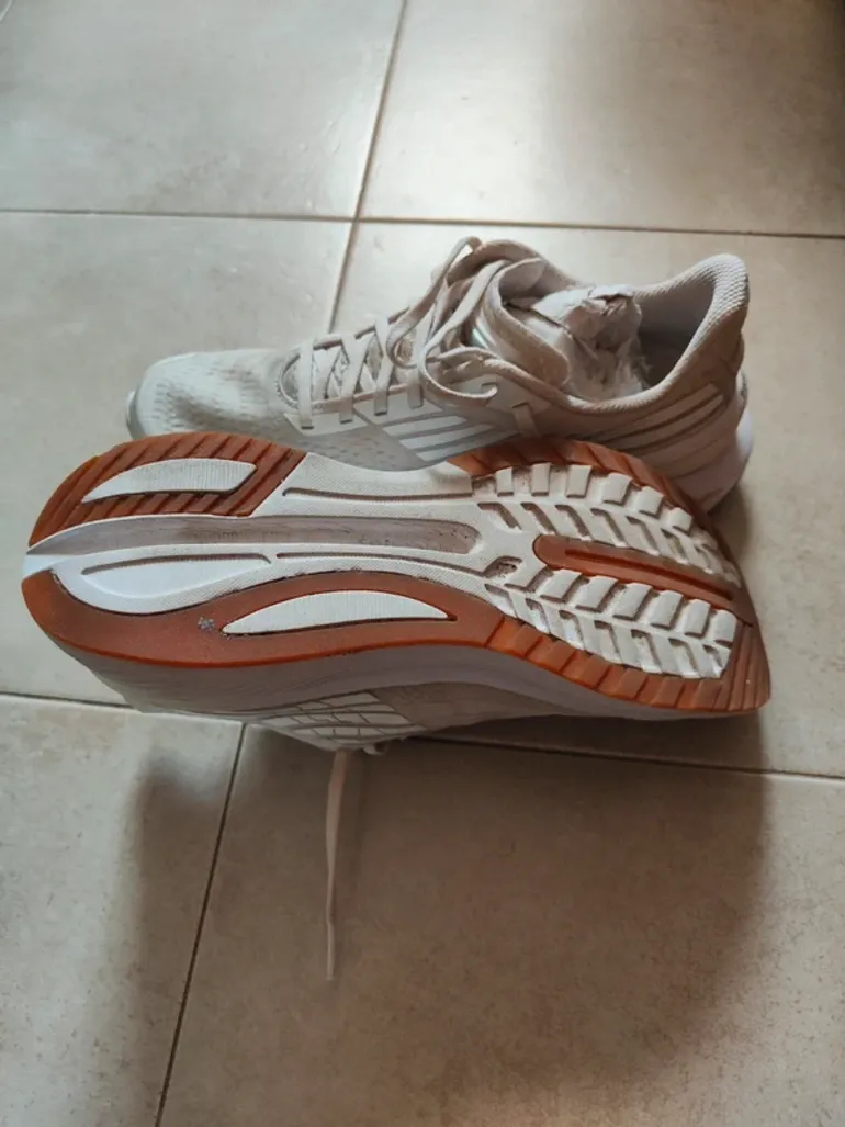 Używany Saucony Endorphin Shift 3 bike — zdjęcie 4 z 4