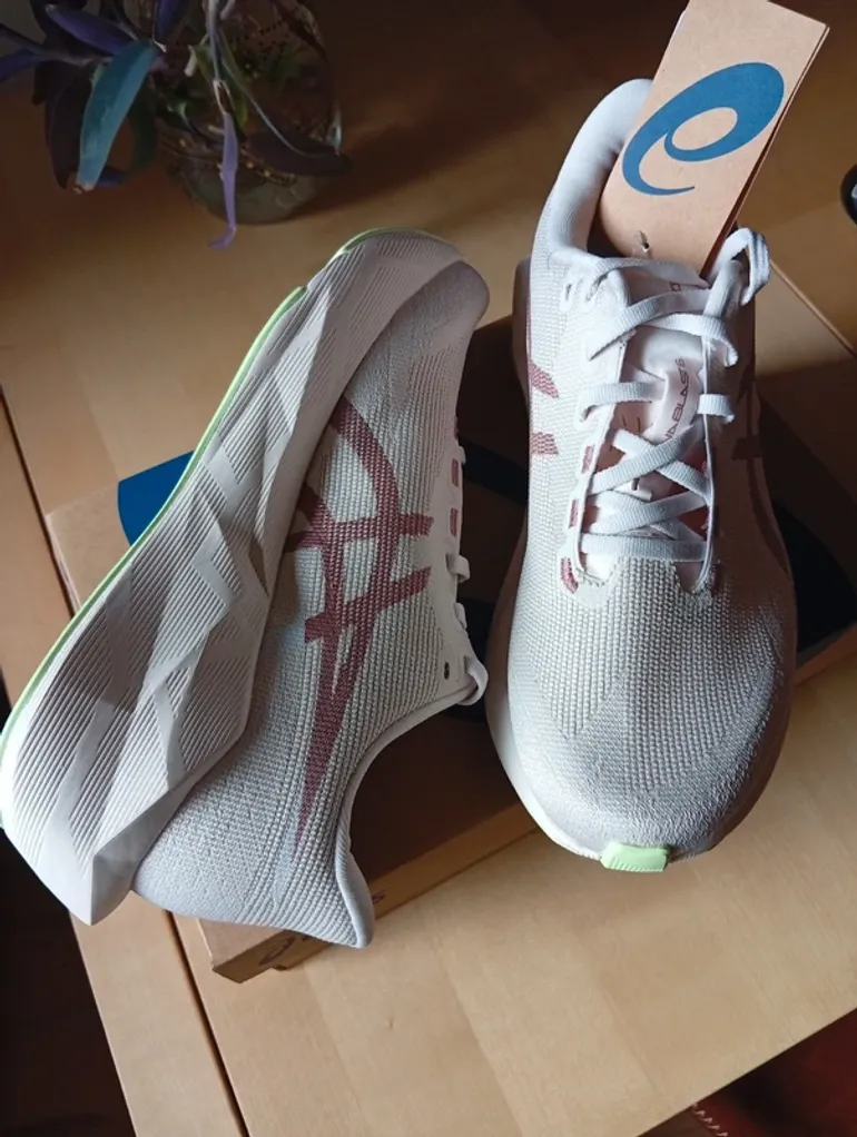 Asics Novablast 6 bike d'occasion — image 2 sur 6