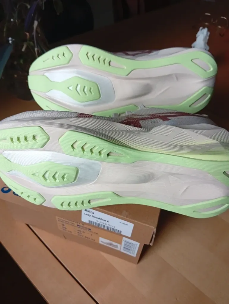 Asics Novablast 6 bike d'occasion — image 5 sur 6