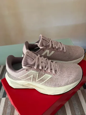 Used New Balance FuelCell Propel V4 bike — image 3 of 10