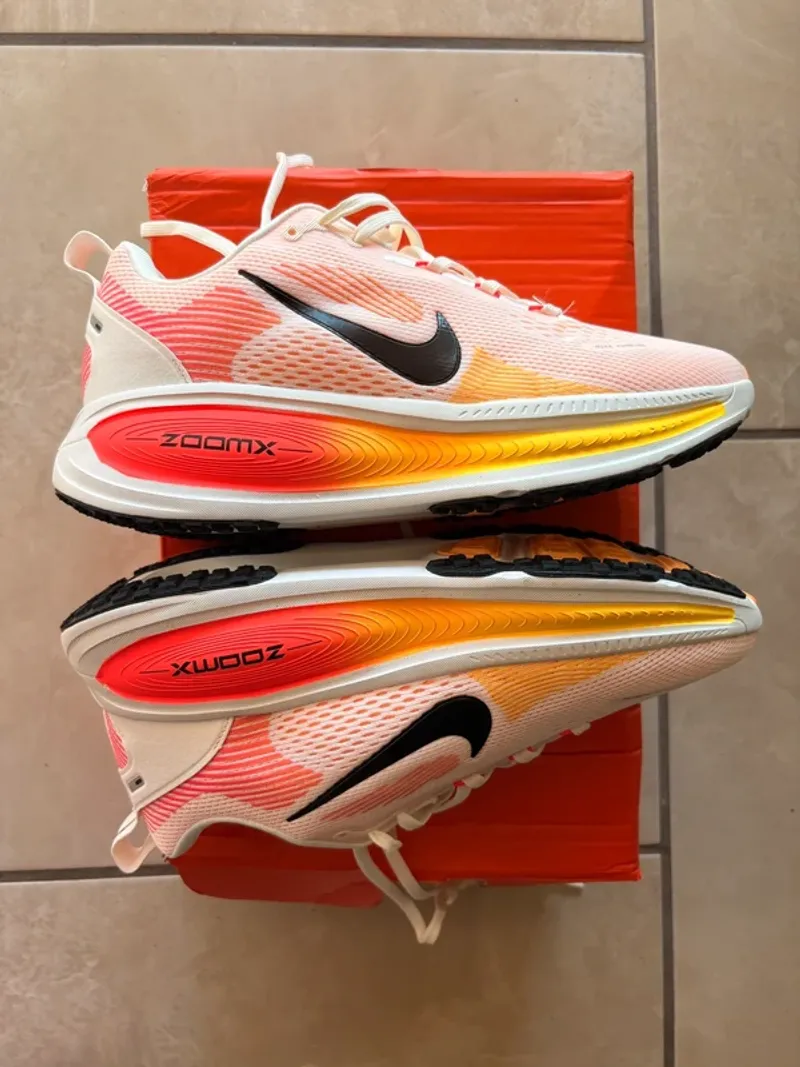 Nike Vomero 18 Running Shoes usato