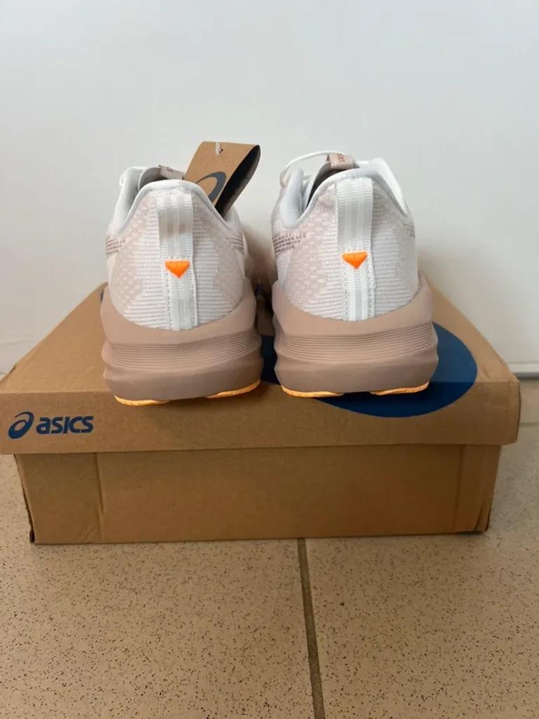 Used Asics Novablast 5 bike — image 3 of 7