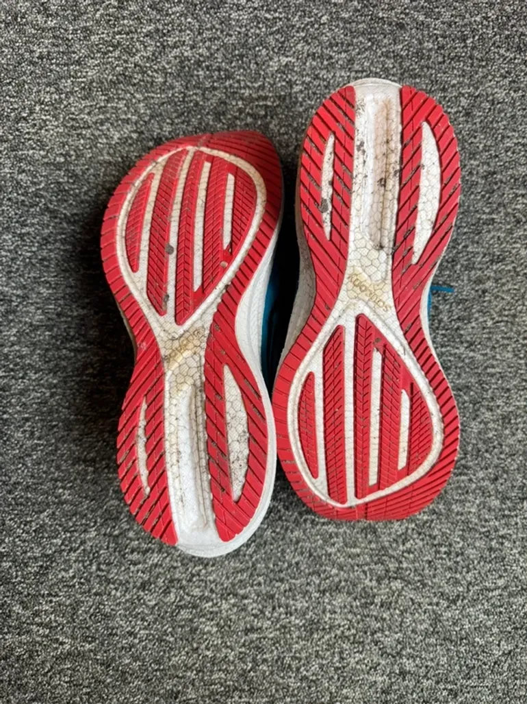 Used Saucony Running Shoes bike — image 3 of 4