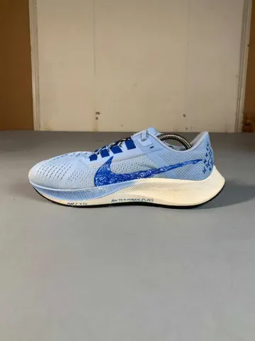 Used Time Nike Unisex Mesh Sneaker Size 42 bike — image 2 of 5