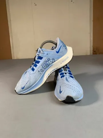 Used Time Nike Unisex Mesh Sneaker Size 42 bike — image 5 of 5