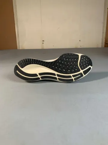Used Time Nike Unisex Mesh Sneaker Size 42 bike — image 3 of 5