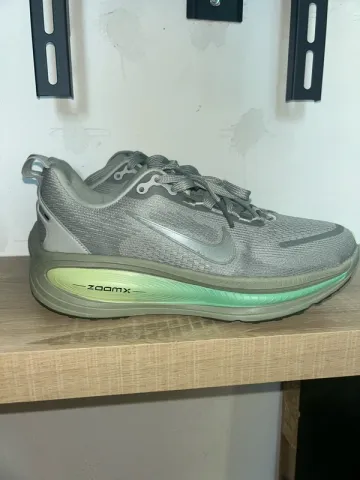 Used Nike Vomero 18 bike — image 1 of 4