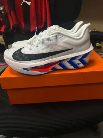 Used White Nike Zoom Fly 6 bike — image 1 of 7
