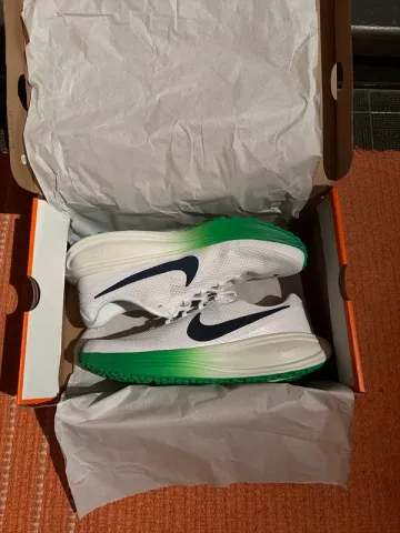 Nike Revolution 8 bike d'occasion — image 2 sur 8