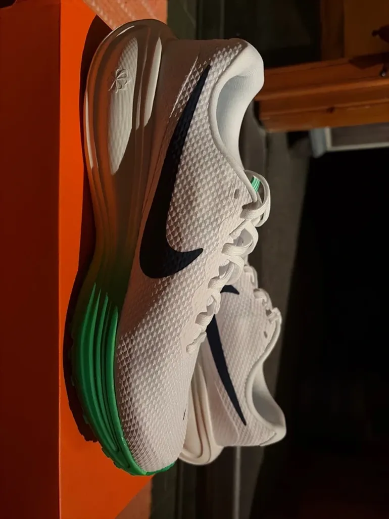 Nike Revolution 8 bike d'occasion — image 4 sur 8