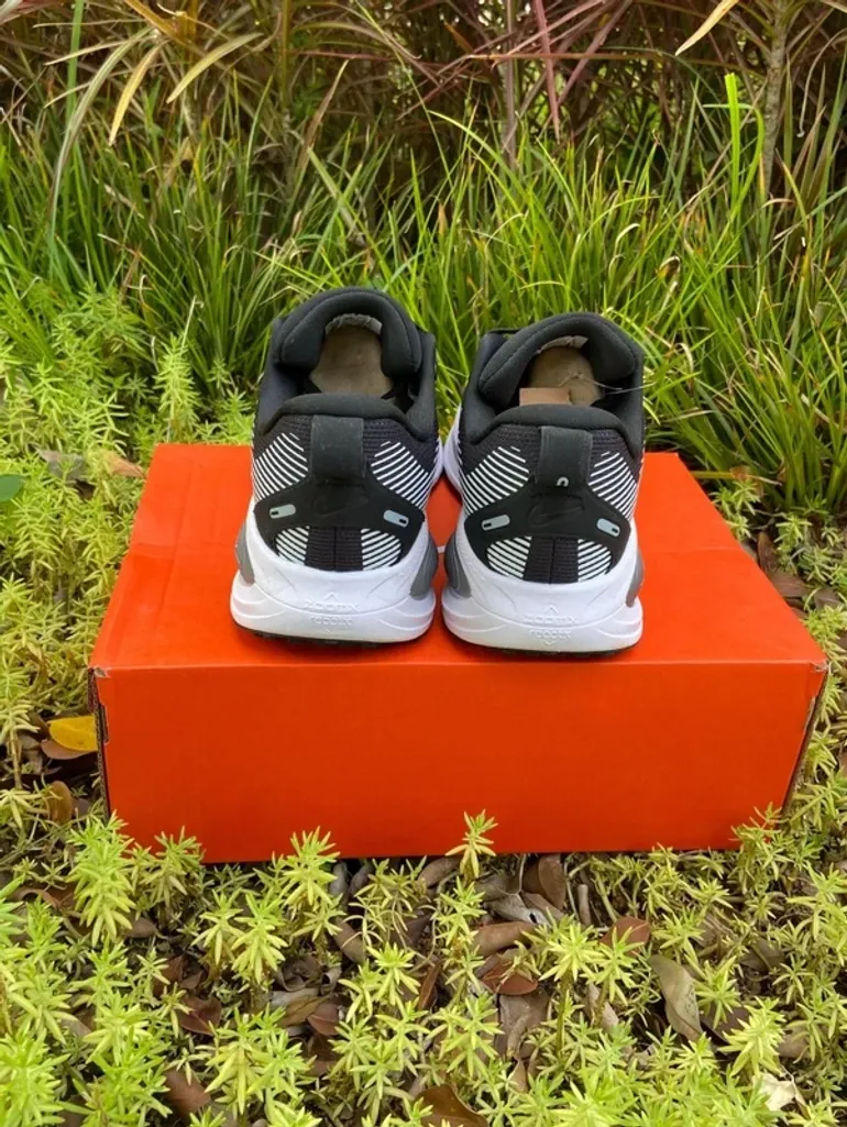 Nike Vomero 18 bike usato — immagine 3 di 8