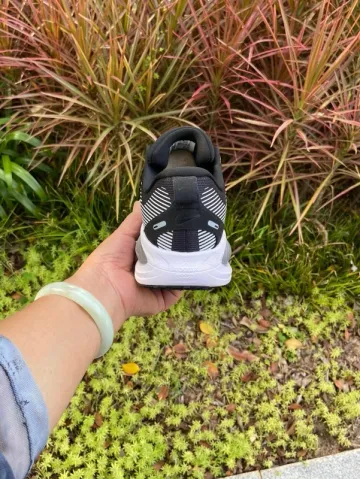 Nike Vomero 18 bike usato — immagine 8 di 8