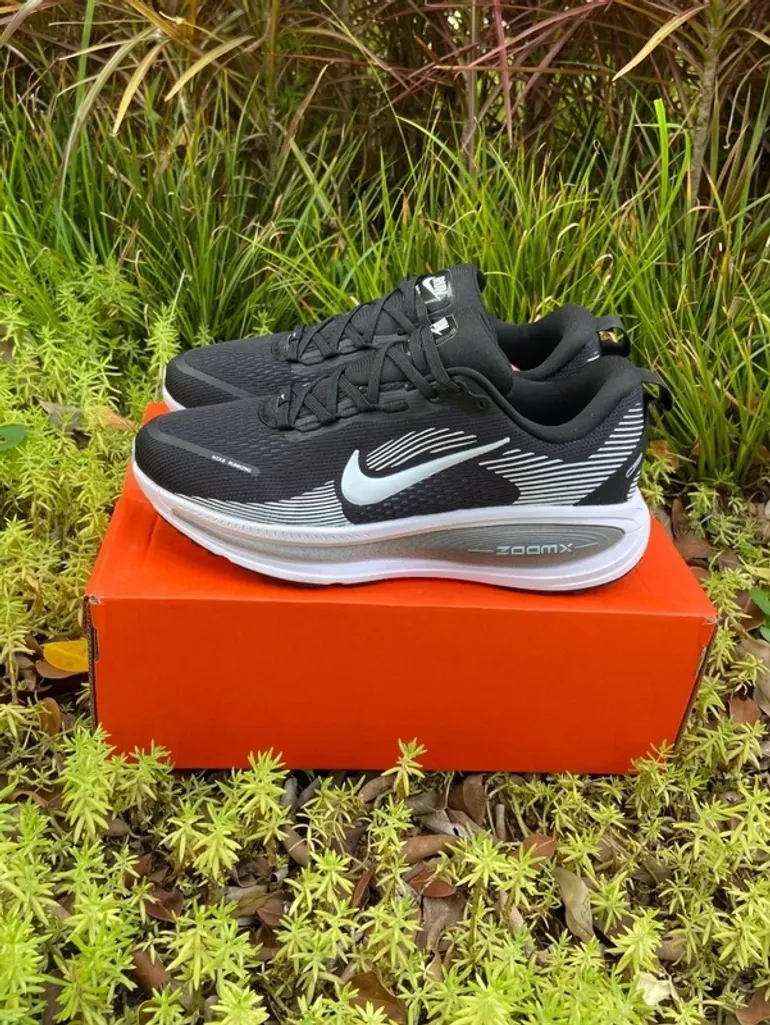 Nike Vomero 18 bike usato — immagine 4 di 8