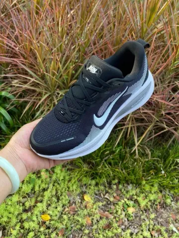 Nike Vomero 18 bike usato — immagine 7 di 8