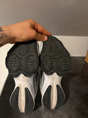 Used White Air Zoom Tempo NEXT% Flyknit bike — image 4 of 5