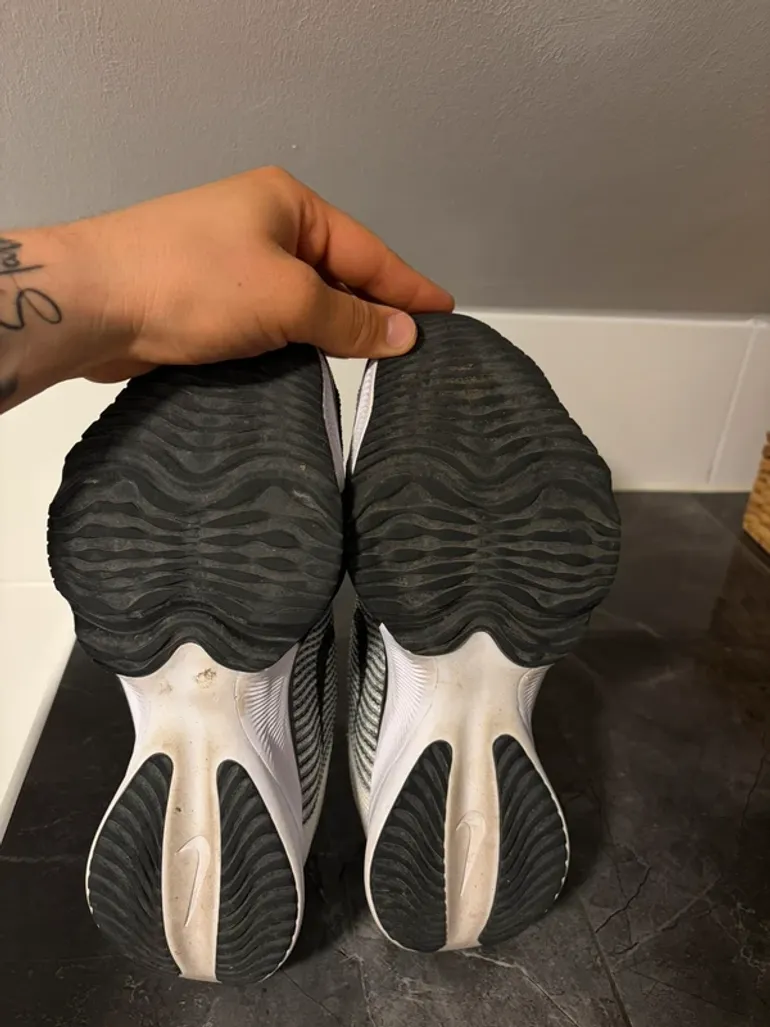 Used White Air Zoom Tempo NEXT% Flyknit bike — image 4 of 5