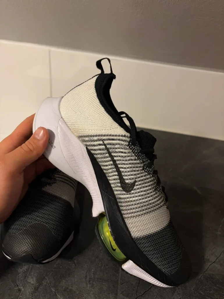 Used White Air Zoom Tempo NEXT% Flyknit bike — image 3 of 5