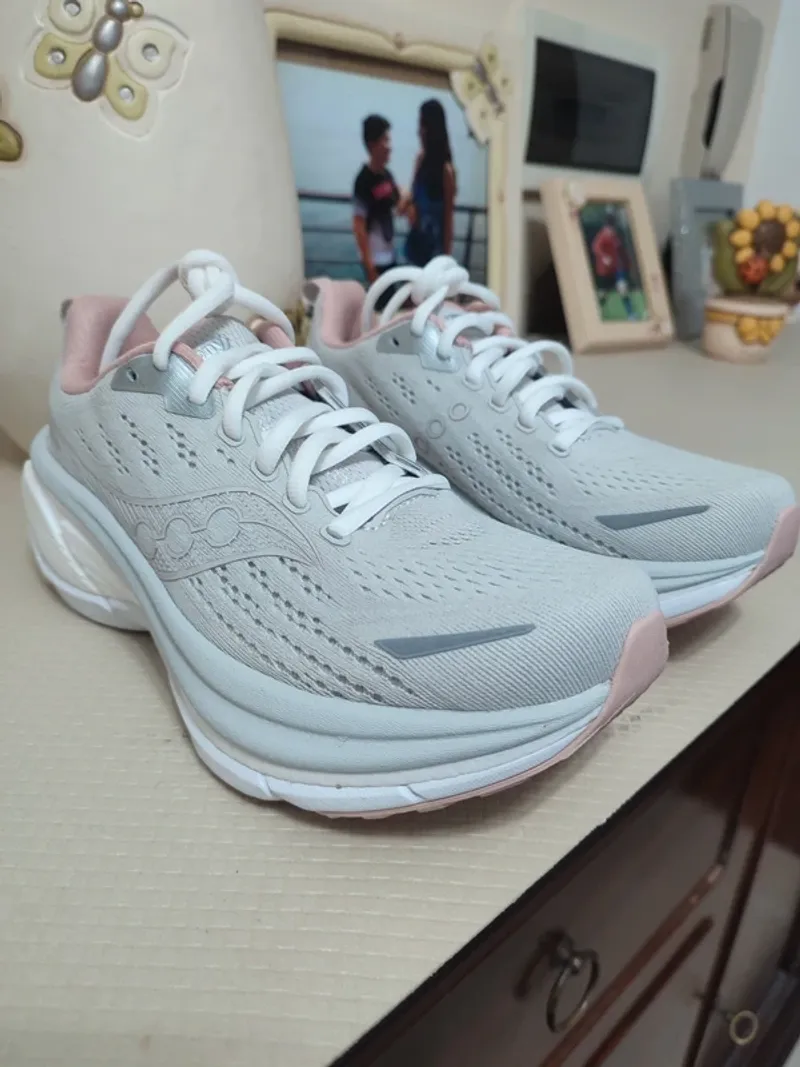 Used Saucony Hurricane 25 Running Shoes