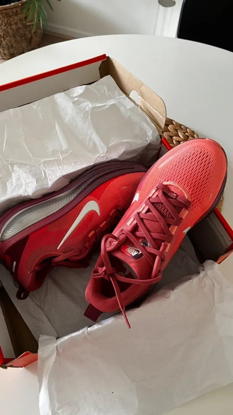 Used Nike Vomero 18 SE2 bike — image 7 of 9
