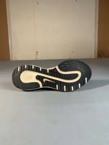 Used Time Nike Unisex Mesh Sneaker bike — image 3 of 5
