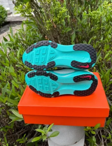 Nike Vomero 18 bike d'occasion — image 5 sur 8