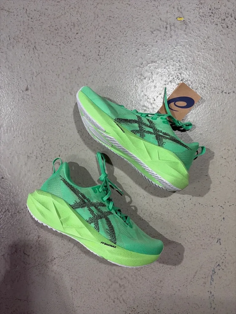 Tweedehands Asics Novablast 5 bike — afbeelding 1 van 8