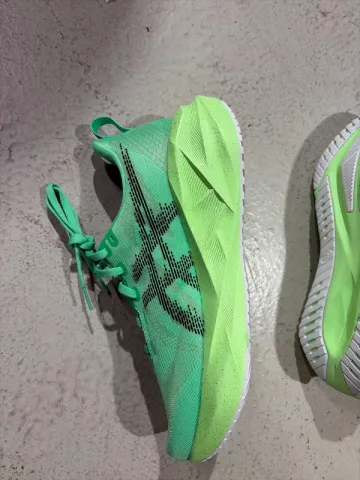 Tweedehands Asics Novablast 5 bike — afbeelding 4 van 8