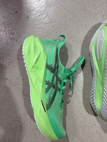 Tweedehands Asics Novablast 5 bike — afbeelding 2 van 8
