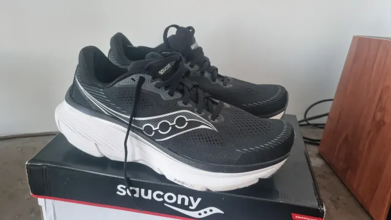 Used Saucony Guide 19 Running Shoes