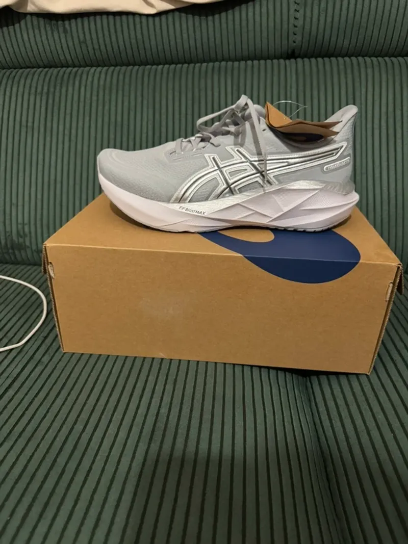 Used Asics Novablast 5 Running Shoes