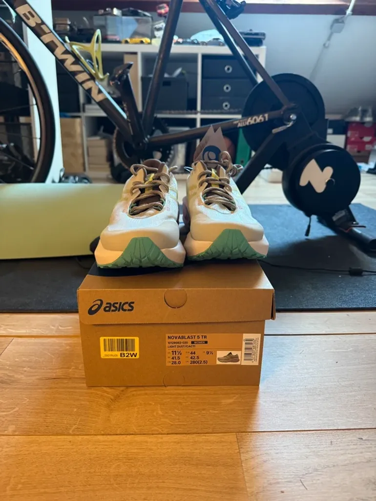 Tweedehands Asics Novablast 5 TR bike — afbeelding 2 van 6