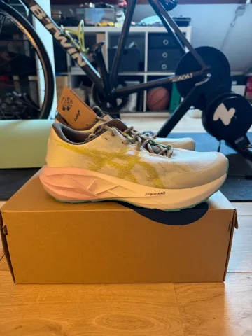 Tweedehands Asics Novablast 5 TR bike — afbeelding 1 van 6