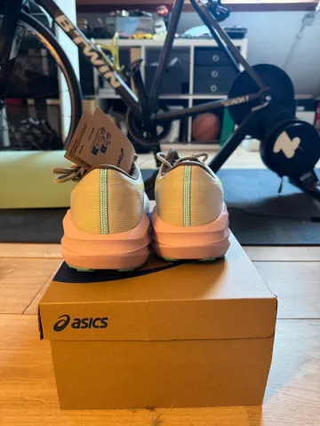 Tweedehands Asics Novablast 5 TR bike — afbeelding 3 van 6