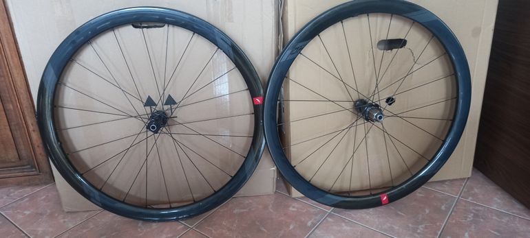 Used Fulcrum Wind 40 DB 2025 bike — image 2 of 11