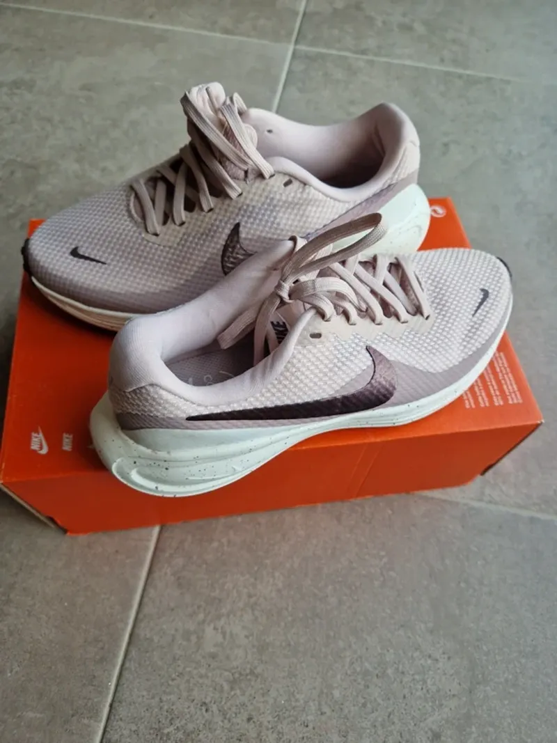 Used Nike Revolution 8 SE Running Shoes