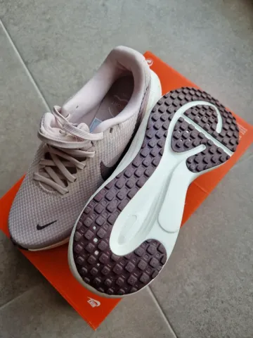 Used Nike Revolution 8 SE bike — image 2 of 4