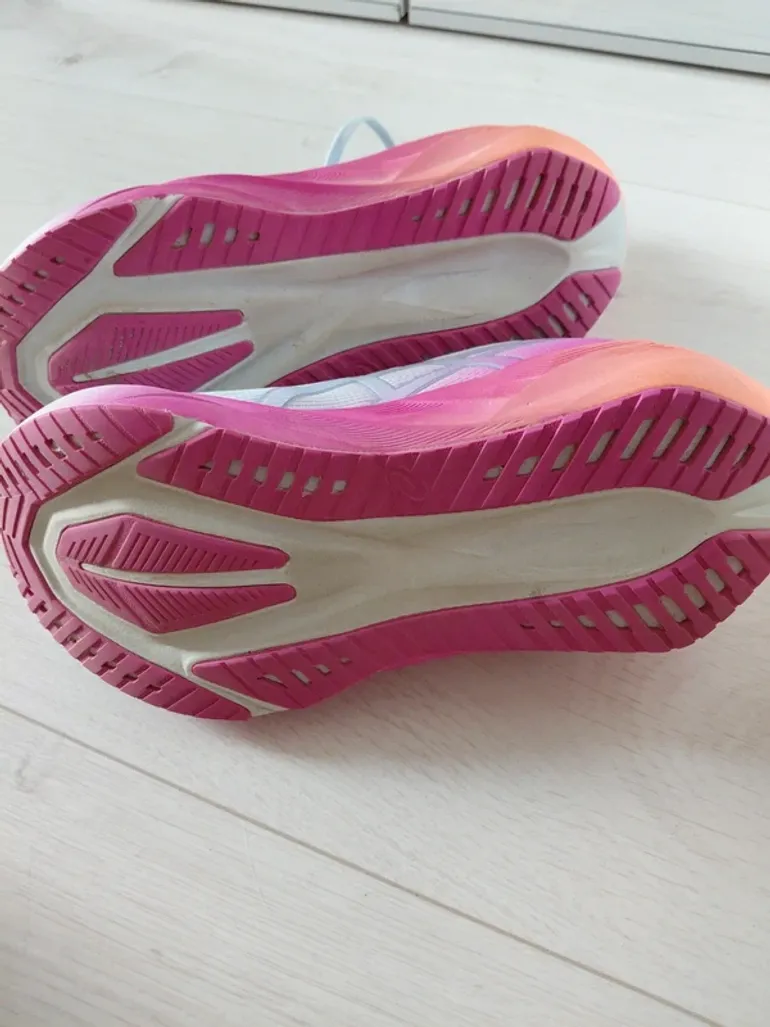 Used Asics Novablast 5 bike — image 2 of 4