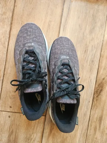 Used Under Armour Motiva Gore-Tex bike — image 4 of 6