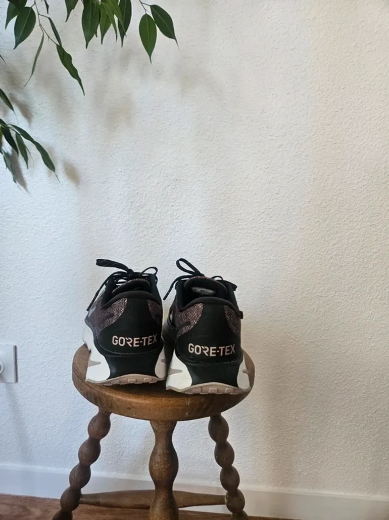 Used Under Armour Motiva Gore-Tex bike — image 3 of 6