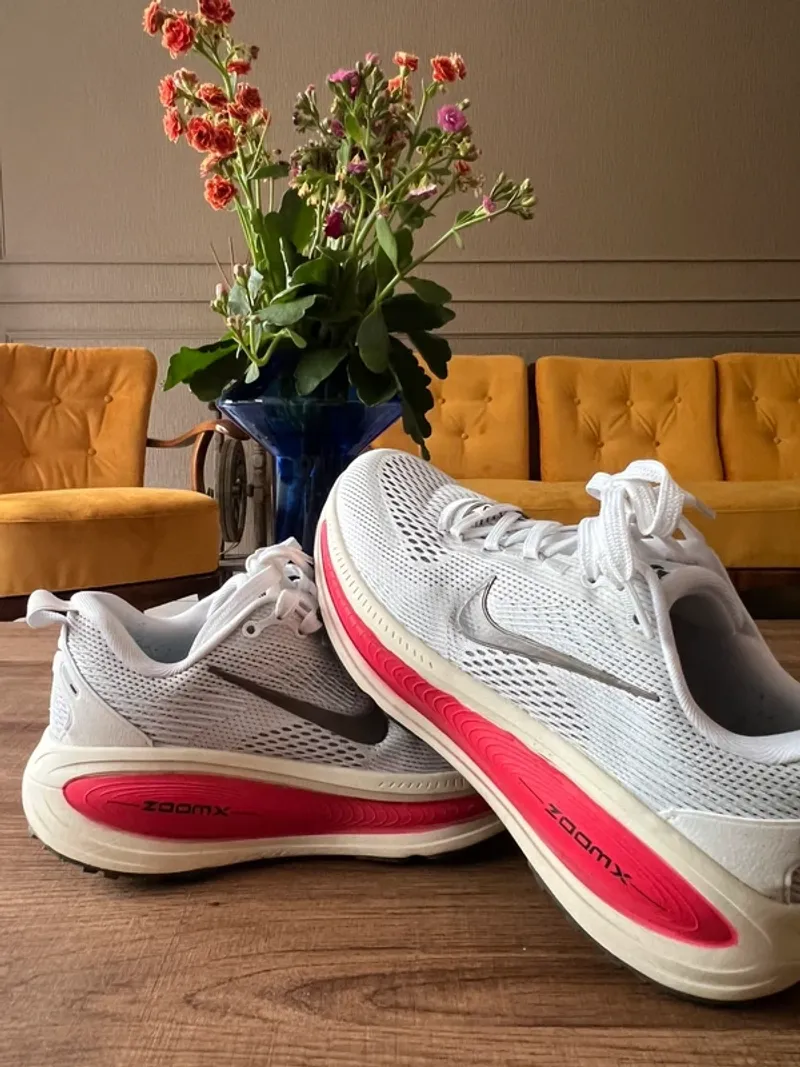Nike Vomero 18 Running Shoes usato