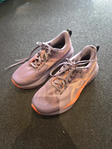 Used Asics Novablast 5 bike — image 1 of 7