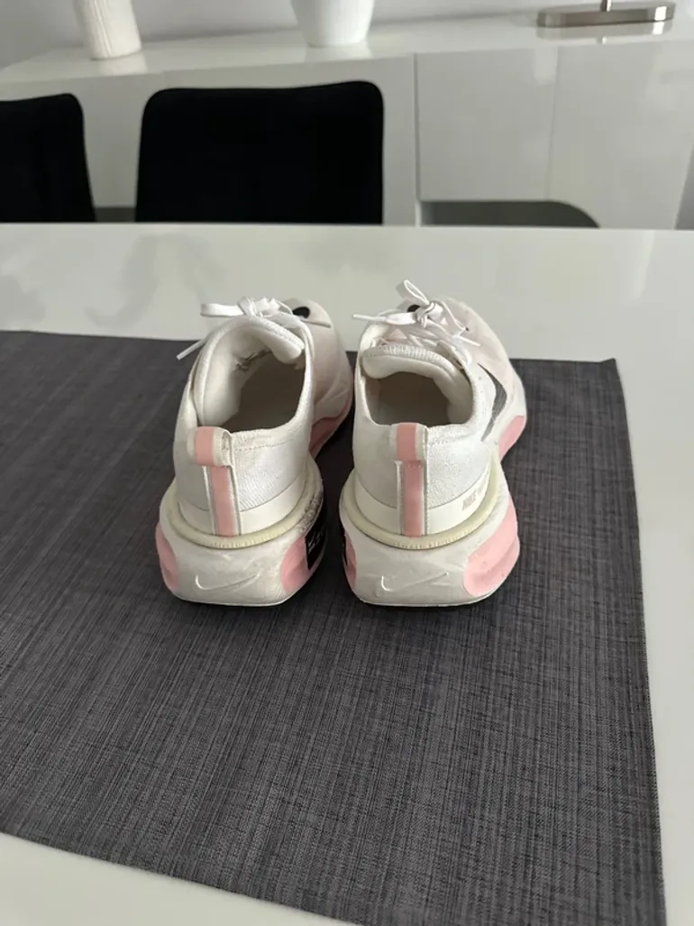 Used Nike ZoomX Invincible Run 3 bike — image 4 of 10