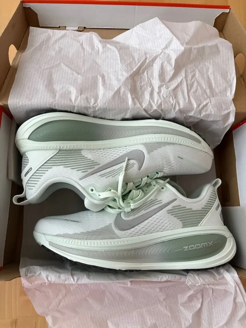 Used Nike Vomero 18 Running Shoes