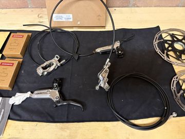 Brugt Sram Level Ultimate Stealth 4 Piston 2024 bike — billede 3 af 5
