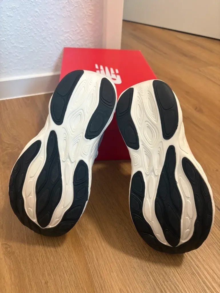 Used New Balance Fresh Foam X More v6 bike — image 6 of 9