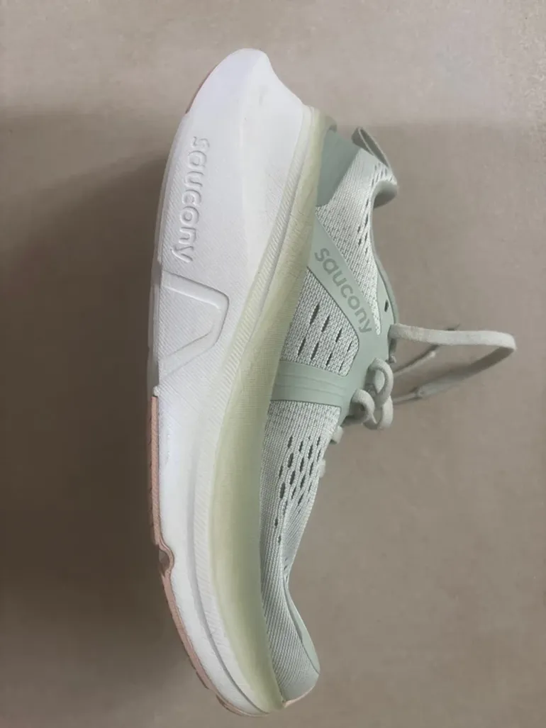 Used Saucony Femme Running Shoes bike — image 3 of 5