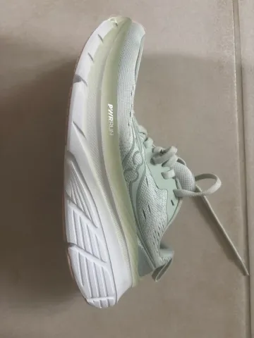 Used Saucony Femme Running Shoes bike — image 1 of 5